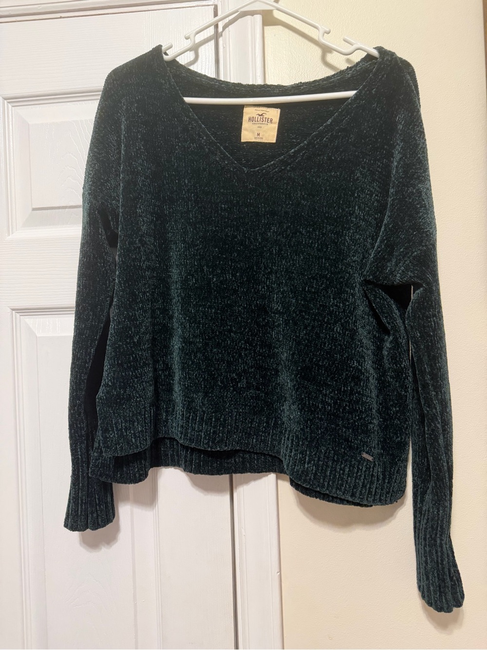 Hollister Women's Dark Green V-Neck Sweater